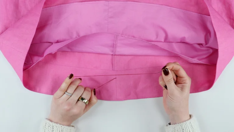 Forming the first loop when sewing a thread chain by hand