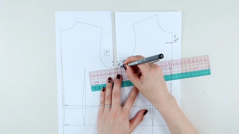 Square the front armhole of the all-in-one facing of the side seam