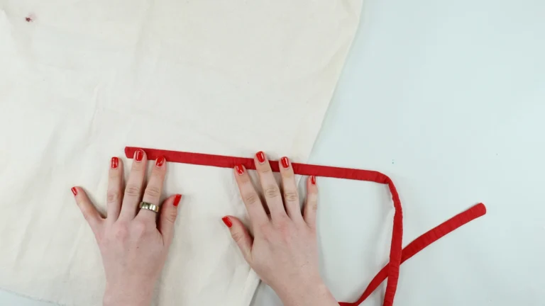 Pressing tie cord using a pressing bar